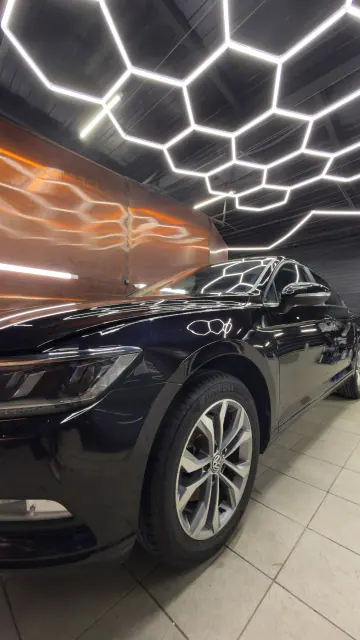 Перёд тёмного Volkswagen Passat после полировки под сотовым светом