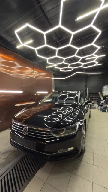 Тёмный Volkswagen Passat в боксе после полировки кузова