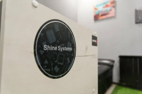 Зона ожидания клиентов в студии NLeveL с фирменной стеной Shine Systems — Екатеринбург